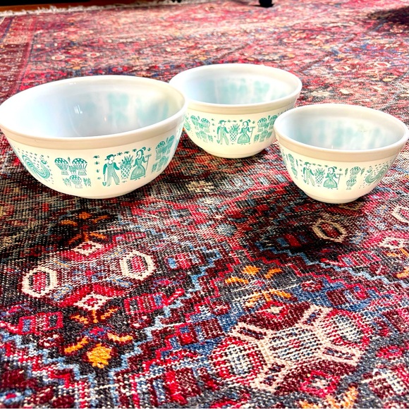 Vintage Pyrex Amish Butterprint Nesting 3 Piece Mixing Bowl Set - Picture 4 of 6